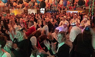 Bilder wie diese wird es in diesem Jahr nicht geben. Rund 600 Karnevalisten haben im vergangenen Jahr die Grün-Weiße Nacht in Berlebeck gefeiert. Wegen der Pandemie musste jetzt eine Alternative her. - Archivfoto: Laurenz Tegethoff