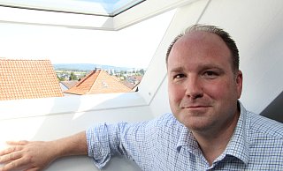 Christoph Dolle residiert unterm Dach und hat von der Küche aus den weiten Blick bis zum Flachsmarkt, vom Wohnzimmerfenster aus bis hin zum Martiniturm. Er fühlt sich längst in Blomberg zu Hause.  - Marianne Schwarzer