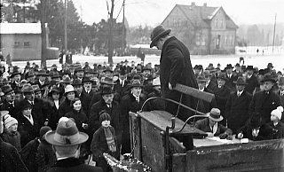 Wahlkampf 1933: Auf dem Oerlinghauser Marktplatz versammeln sich die Bürger vor den letzten freien Wahlen um einen SPD-Redner. Doch Ende Januar 1933 siegten in Deutschland die Nationalsozialisten. - Repro: Horst Biere/Quelle: Arch. Freilichtmuseum Wahlkampf 1933: Auf dem Oerlinghauser Marktplatz versammeln sich die Bürger vor den letzten freien Wahlen um einen SPD-Redner. Doch Ende Januar 1933 siegten in Deutschland die Nationalsozialisten. - Repro: Horst Biere/Quelle: Arch. Freilichtmuseum