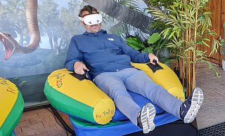 Nass wird man beim 4-D-Emmer-River-Rafting nur von innen, denn wer sich auf einen der Simulationssessel traut und die Brille aufsetzt wie hier Betreiber Benjamin Krentz, der kann schon mal ins Schwitzen kommen. - Marianne Schwarzer