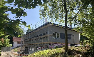Schon gut fortgeschritten sind die Arbeiten für den Neubau auf dem Gelände der Freilichtbühne Bellenberg. - Cordula Gröne