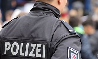 Polizeibeamte hatten einem Bericht zufolge mehr Arbeit mit Kriminalfällen. - Bodo Schackow/dpa Polizeibeamte hatten einem Bericht zufolge mehr Arbeit mit Kriminalfällen. - Bodo Schackow/dpa