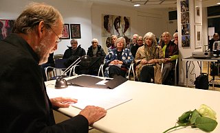 Gebannte Zuhörer: Der Schauspieler Bernt Hahn liest aus „Der Rabbi von Bacherach". - Maren Brettmeier Gebannte Zuhörer: Der Schauspieler Bernt Hahn liest aus „Der Rabbi von Bacherach". - Maren Brettmeier