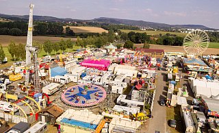 Fleißiges Treiben: Auf dem gesamten Wilbasen-Gelände wird geschraubt, gesteckt und geputzt, um Fahrgeschäfte, Buden und Stände auf die Besucher vorzubereiten. - Torben Gocke