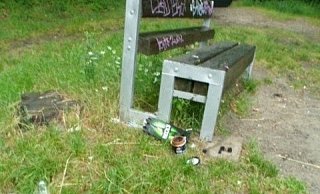 Müll an der Bank am Waldweg Am Rott. - Klaudia Herzog