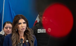 K&uuml;ndigt die Entsendung Hunderter weiterer Bundesbeamter nach Minneapolis an - US-Heimatschutzministerin Kristi Noem. (Archivbild) - Yuki Iwamura/AP/dpa