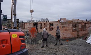 Das neue Feuerwehrgerätehaus in Lothe wächst: Im Haushalt 2022 sind 900.000 Euro für den Neubau eingeplant. Insgesamt wird das Gerätehaus mehr als eine Million Euro kosten. 250.000 Euro erhält die Stadt aus einem Sonderaufruf des Dorferneuerungsprogrammes. - Michaela Weiße Das neue Feuerwehrgerätehaus in Lothe wächst: Im Haushalt 2022 sind 900.000 Euro für den Neubau eingeplant. Insgesamt wird das Gerätehaus mehr als eine Million Euro kosten. 250.000 Euro erhält die Stadt aus einem Sonderaufruf des Dorferneuerungsprogrammes. - Michaela Weiße