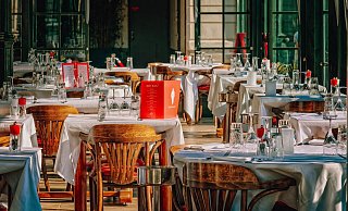 Die Tische in den Gastronomien m&uuml;ssen zur Zeit leer bleiben - bis auf Weiteres darf nur au&szlig;er Haus verkauft werden. - Symbolfoto: Pixabay