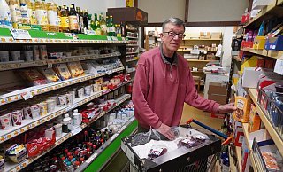 Fritz Ackermeier prüft den Bestand in den Regalen - Michaela Weiße Fritz Ackermeier prüft den Bestand in den Regalen - Michaela Weiße
