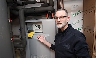 Hendrik Krause - hier mit Fernwärme-Technik - ist eigentlich zufriedener Stadtwerke-Kunde. Mit der aktuellen Preisgestaltung bei der Fernwärme ist er jedoch nicht zufrieden. - Jens Rademacher