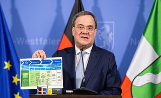 Armin Laschet (CDU), Ministerpräsident von Nordrhein-Westfalen, spricht bei einer Pressekonferenz. Nach den Beratungen von Bundeskanzlerin Merkel mit den Ministerpräsidenten erläuterte Laschet die Position des Landes Nordrhein-Westfalen. - Marcel Kusch/dpa