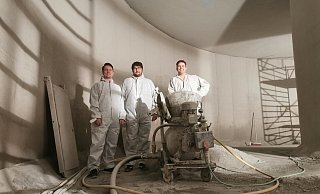 Birk Kühnel (von links) und Pierre Pohl (Gemeinde Extertal) sowie Bauleiter Simon Adriaans von der Firma Flint Bautenschutz stehen „unter Tage" – am Boden der Außenkammer des Extertaler Trinkwasser-Hochbehälters Buntenberg. - Sylvia Frevert Birk Kühnel (von links) und Pierre Pohl (Gemeinde Extertal) sowie Bauleiter Simon Adriaans von der Firma Flint Bautenschutz stehen „unter Tage" – am Boden der Außenkammer des Extertaler Trinkwasser-Hochbehälters Buntenberg. - Sylvia Frevert