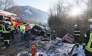 Einsatzkräfte an der Unfallstelle in Bayerisch Gmain. - Foto: Markus Leitner/BRK/dpa Einsatzkräfte an der Unfallstelle in Bayerisch Gmain. - Foto: Markus Leitner/BRK/dpa