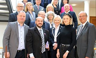 Treff im Rathaus: Bürgermeister Rainer Heller(rechts), Generalkonsulin Dr. Olivia Berkeley-Christmann (2. Reihe, 2. von links) mit den französischen Gästen und Partnern wie Arne Brand (links) vom Landesverband Lippe. - Stadt Detmold