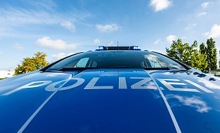 Auf der Motorhaube eines Streifenwagens steht der Schriftzug «Polizei». - David Inderlied/dpa/Illustration Auf der Motorhaube eines Streifenwagens steht der Schriftzug «Polizei». - David Inderlied/dpa/Illustration