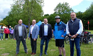Jochen Heering (Stadt Schieder-Schwalenberg, von links), Bürgermeister Carsten Torke (Steinheim), Landrat Dr. Axel Lehmann, Bürgermeister Torben Blome (Lügde) und Bürgermeister Klaus Blome (Bad Pyrmont) wollen das Fahrrad als Alltagsverkehrsmittel bewerben. - Rudi Rudolph