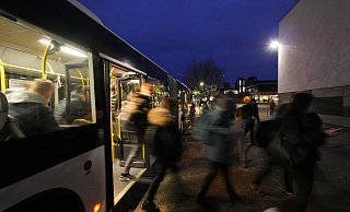 Auf dem Schulgelände wird auf die Einhaltung des Mindestabstands geachtet. In den Schulbussen ist das nicht möglich. - Jost Wolf Auf dem Schulgelände wird auf die Einhaltung des Mindestabstands geachtet. In den Schulbussen ist das nicht möglich. - Jost Wolf