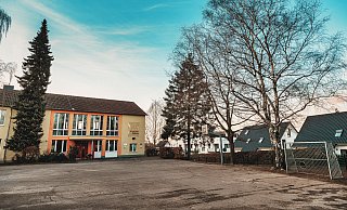 Die Grundschule Hiddesen soll Container bekommen, um den hohen Raumbedarf vorübergehend decken zu können. Geht es nach der Stadtverwaltung, werden diese rechts vom Haupteingang aufgestellt, die Schule hingegen würde einen Standort hinter dem Gebäude bevorzugen. Foto: Gocke - Torben Gocke Die Grundschule Hiddesen soll Container bekommen, um den hohen Raumbedarf vorübergehend decken zu können. Geht es nach der Stadtverwaltung, werden diese rechts vom Haupteingang aufgestellt, die Schule hingegen würde einen Standort hinter dem Gebäude bevorzugen. Foto: Gocke - Torben Gocke