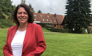 Kerstin Vieregge an der Ortmühle zwischen Wahmbeckerheide und Barkhausen: der Mittelpunkt Lippes steht für sie für das Ziel, für die Lipper Politik zu machen.  - Martin Hostert