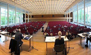 Rat tagt in den Weiten der Konzerthalle - Thomas Reineke Rat tagt in den Weiten der Konzerthalle - Thomas Reineke