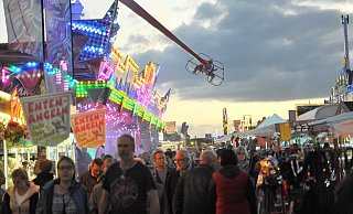 Besuchermagnet: Tausende schlendern beim Wilbaser Markt durch die Reihen und genießen den Kirmestrubel mit Fahrgeschäften und Ständen. - Nicole Ellerbrake Besuchermagnet: Tausende schlendern beim Wilbaser Markt durch die Reihen und genießen den Kirmestrubel mit Fahrgeschäften und Ständen. - Nicole Ellerbrake