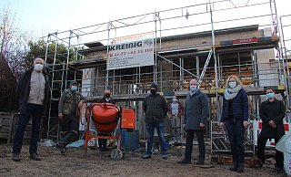 Freuen sich über den Baufortschritt: Heinrich Wischnewski (AWO, von links), Alexander Sukau (Firma Kleinschmidt), Bürgermeister Mario Hecker, Christian Noltemeier (Feuerwehr), Bernhard Hankl (Firma Kleinschmidt), Architekt Jörg Hohmeier sowie Ute Seidemann und Ewa Hermann von der Gemeinde. - Nadine Uphoff