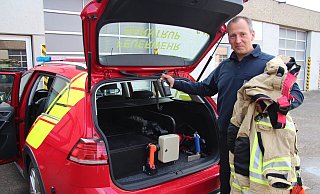 Stefan Jakob, Leiter der Freiwilligen Feuerwehr Barntrup, zeigt den neuen Kommandowagen. - Nadine Uphoff