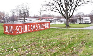 An der Grundschule am Schlosspark in Schieder patrouilliert seit Ende April regelmäßig ein Sicherheitsdienst. Vandalismusschäden gab es seitdem nicht mehr. - Freya Köhring An der Grundschule am Schlosspark in Schieder patrouilliert seit Ende April regelmäßig ein Sicherheitsdienst. Vandalismusschäden gab es seitdem nicht mehr. - Freya Köhring