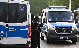 Polizisten durchsuchen Wohnungen und Häuser im Rahmen einer Razzia gegen Schleuserkriminalität. - Roberto Pfeil/dpa