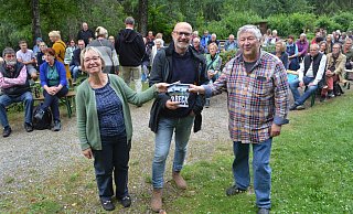 Erster Auftritt von Tom Voss: Autor Sven Koch stellte im Archäologischen Freilichtmuseum sein an diesem Tag erschienenes Buch "Hundstage für Beck" vor und verkörperte erstmals sein neues Pseudonym Tom Voss. Eingeladen haben ihn Martina Lange (l.) und Jörg Czyborra (r.) von der Buchhandlung Blume. - Sibylle Kemna Erster Auftritt von Tom Voss: Autor Sven Koch stellte im Archäologischen Freilichtmuseum sein an diesem Tag erschienenes Buch "Hundstage für Beck" vor und verkörperte erstmals sein neues Pseudonym Tom Voss. Eingeladen haben ihn Martina Lange (l.) und Jörg Czyborra (r.) von der Buchhandlung Blume. - Sibylle Kemna