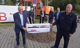 Haben den ersten symbolischen Spatenstich für den Anbau der Feuerwache Blomberg gesetzt: Bürgermeister Klaus Geise (von links), Andreas Wolf, (Betriebsleiter BIG), Löschzugführer Andreas Schröder, Kämmerer Christoph Dolle, Architekt Stefan Brand, Projektleiter Günther Wachter und Wehrführer Joachim Hartfelder.  - Michaela Weiße(LZ)
