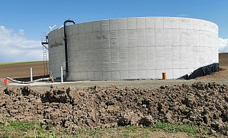 An dem Güllebehälter auf einem Feld in Alverdissen stören sich die Bürger. - Nadine Uphoff