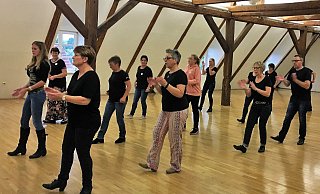 Alleine tanzen als Gruppenerlebnis- zwei Stunden Bewegung und Spaß bei guter Musik. - Tanja Andersen Alleine tanzen als Gruppenerlebnis- zwei Stunden Bewegung und Spaß bei guter Musik. - Tanja Andersen