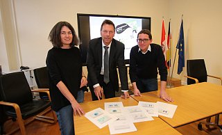 Sandra Linnenbecker (Jugendförderung) Frank Hilker (1. Beigeordneter und Kämmerer und gleichzeitig Fachbereichsleiter Jugend, Schule, Sport) und Michael Koch (Integrierte Sozialplanung; von links) schauen sich die Ergebnisse der Jugendbefragung an. - Patrick Bockwinkel Sandra Linnenbecker (Jugendförderung) Frank Hilker (1. Beigeordneter und Kämmerer und gleichzeitig Fachbereichsleiter Jugend, Schule, Sport) und Michael Koch (Integrierte Sozialplanung; von links) schauen sich die Ergebnisse der Jugendbefragung an. - Patrick Bockwinkel