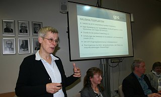 Friedrike Wandmacher (links) und Dagmar Klossow von der Gemeindeprüfungsanstalt NRW raten der Gemeinde Extertal im Rat zum Sparkurs. Rechts im Bild: Kämmerer Hubertus Fricke. - Sylvia Frevert