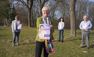 Das neue pädagogische Team, VHS-Leiterin Andrea Lemm (vorne) und die Fachbereichsleiter Nicole Grützmacher (von links), Yvonne Wagner-Brigant und Michael Lauterbach, hat bereits gut zusammengefunden. Gemeinsam präsentieren sie das druckfrische Programmheft. - Michaela Weiße(LZ)