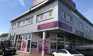 Vor gut zehn Monaten hat der Novum-Erotikmarkt seine Sachen an der Hoffmannstraße zusammengepackt. Zuvor hatte man sich über Ausbaupläne nicht mit der Stadt einigen können. Nun gibt es Verhandlungen über ein neues Grundstück und einen neuen Start. - Sven Kienscherf Vor gut zehn Monaten hat der Novum-Erotikmarkt seine Sachen an der Hoffmannstraße zusammengepackt. Zuvor hatte man sich über Ausbaupläne nicht mit der Stadt einigen können. Nun gibt es Verhandlungen über ein neues Grundstück und einen neuen Start. - Sven Kienscherf
