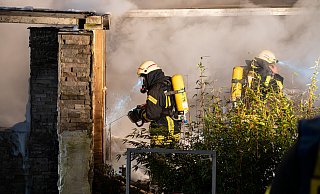 Ein Feuer hat am ersten Weihnachtsfeiertag in Barntrup großen Schaden angerichtet. - Freitag-TV Ein Feuer hat am ersten Weihnachtsfeiertag in Barntrup großen Schaden angerichtet. - Freitag-TV