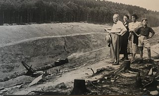 Ausflügler begutachten 1938 den Bau einer Schneise für die Autobahn 2 zwischen dem Salzufler Obernberg (im Hintergrund) und dem Stuckenberg in Herford. Sollte die neue ICE-Trasse mit einem Tunnel durch den Obernberg getrieben werden, dürfte es wieder eine Großbaustelle in dem Bereich geben. - Sammlung Prüßner-Claus Ausflügler begutachten 1938 den Bau einer Schneise für die Autobahn 2 zwischen dem Salzufler Obernberg (im Hintergrund) und dem Stuckenberg in Herford. Sollte die neue ICE-Trasse mit einem Tunnel durch den Obernberg getrieben werden, dürfte es wieder eine Großbaustelle in dem Bereich geben. - Sammlung Prüßner-Claus