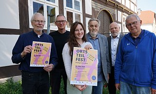 Freuen sich auf die Festlichkeiten zum 1010-jährigen Bestehen Heiligenkirchens und das Ortsteilfest am 10. Mai: (von links) Bernd Groeger und Joachim Kleinmanns vom Heimatverein, Nora Moos (Ehrenamtskoordinatorin der Stadt Detmold), Werner Zahn (Heimatverein), Ortsbürgermeister Rainer Friedrich und Heinz Heerde, ebenfalls vom Heiligenkirchener Heimatverein. - Stadt Detmold Freuen sich auf die Festlichkeiten zum 1010-jährigen Bestehen Heiligenkirchens und das Ortsteilfest am 10. Mai: (von links) Bernd Groeger und Joachim Kleinmanns vom Heimatverein, Nora Moos (Ehrenamtskoordinatorin der Stadt Detmold), Werner Zahn (Heimatverein), Ortsbürgermeister Rainer Friedrich und Heinz Heerde, ebenfalls vom Heiligenkirchener Heimatverein. - Stadt Detmold