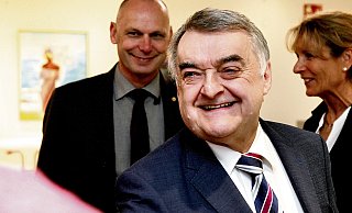 Gute Laune: Innenminister Herbert Reul trat den rund 200 lippischenPolizisten w&auml;hrend der Personalversammlung in Detmold mit einem L&auml;chelnentgegen. - Bernhard Preuss