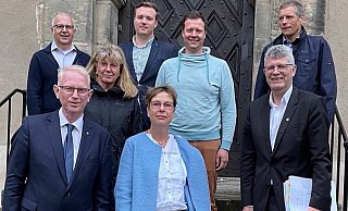 Das neue Führungsteam: (hinten von links) Jörg Klüter, Michael Ruttner, Florian Kaiser und Bernd Stumpenhagen, (vorne von links) Peter Garnjost, Friederike Nolting-Zimmermann, Marion Petringmeier sowie MdB Christian Haase. Es fehlen Otto Adam und Tobias Schöttler. - CDU Stadtverband Das neue Führungsteam: (hinten von links) Jörg Klüter, Michael Ruttner, Florian Kaiser und Bernd Stumpenhagen, (vorne von links) Peter Garnjost, Friederike Nolting-Zimmermann, Marion Petringmeier sowie MdB Christian Haase. Es fehlen Otto Adam und Tobias Schöttler. - CDU Stadtverband