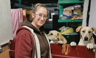 Franziskushof-Mitarbeiterin Sina Endler mit Handicap-Hund „Loki“ (rechts). - Sylvia Frevert