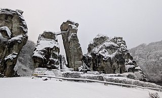Die Wetterbedingungen verzögern die Baumaßnahmen an den Externsteinen. - LVL Die Wetterbedingungen verzögern die Baumaßnahmen an den Externsteinen. - LVL
