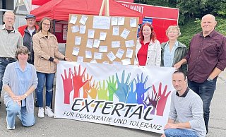 Auf dem Parkplatz des Rewe-Marktes kamen die Mitglieder mit Bürgerinnen und Bürgern ins Gespräch. - Fotorechte: Demokratiebündnis Auf dem Parkplatz des Rewe-Marktes kamen die Mitglieder mit Bürgerinnen und Bürgern ins Gespräch. - Fotorechte: Demokratiebündnis