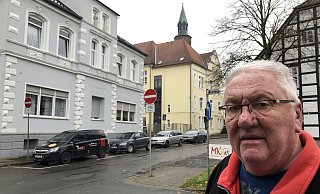 Anwohner Karl-Heinz Kaufmann hält die Idee, die Schülerstraße beidseitig für den motorisierten Verkehr zu öffnen, für „Irrsinn". - Thomas Reineke Anwohner Karl-Heinz Kaufmann hält die Idee, die Schülerstraße beidseitig für den motorisierten Verkehr zu öffnen, für „Irrsinn". - Thomas Reineke