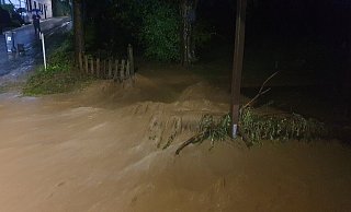 "Wie ein Fluss, kamen die Wassermassen den ersten Einsatzkräften auf den Straßen Mittlere Trift, Untere Trift sowie Im Rüschern entgegen", heißt es von der Freiwilligen Feuerwehr Barntrup.  - Jörg Mengedoht/Freiwillige Feuerwehr Barntrup