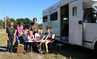 Lernen am und im Wohnmobil: (von links) Angelina, Josefine, Paul, Josephine, Gina und Fredi werden von Ulrich Wassmann unterrichtet. - Yvonne Glandien Lernen am und im Wohnmobil: (von links) Angelina, Josefine, Paul, Josephine, Gina und Fredi werden von Ulrich Wassmann unterrichtet. - Yvonne Glandien