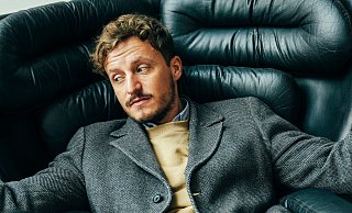 Comedy-Autor Tommi Schmitt ist in Detmold geboren und aufgewachsen. Ab heute hat er seine erste eigene Fernsehshow im ZDF-Spartenkanal ZDFneo. Einem großen Publikum ist er schon durch seinen Podcast bekannt. - Julia Sellmann