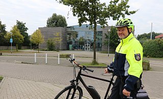 Bezirksdienstbeamter Ingo Tünker vor der Grundschule Knetterheide. - Alexandra Schaller